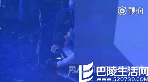 音乐风云榜后台张艺兴瘫坐