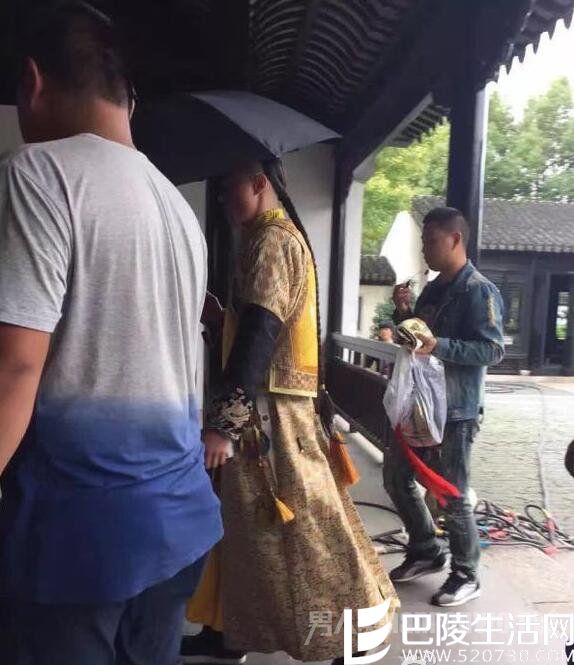 霍建华穿龙袍打伞 霍建华穿龙袍打伞