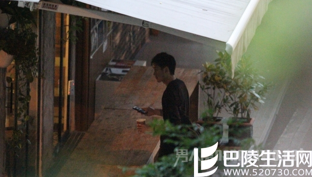 邓紫棋咬手托腮狂放电