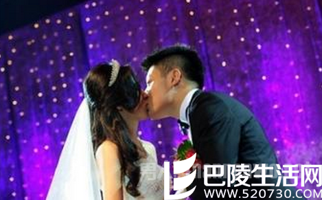 梁文博与妻子陈雪娇接吻 梁文博与妻子陈雪娇接吻