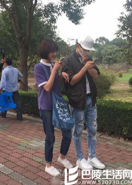 马天宇郑爽变身手机党