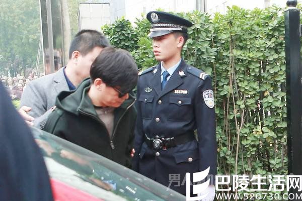 王宝强法院门口被骂人渣