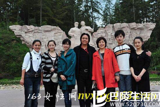 杨洋手搭在李沁肩上 杨洋手搭在李沁肩上