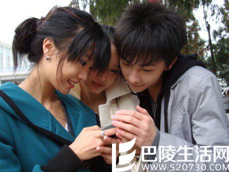 杨洋的手贴着李沁 杨洋的手贴着李沁