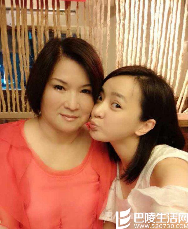 戴君竹和妈妈合照