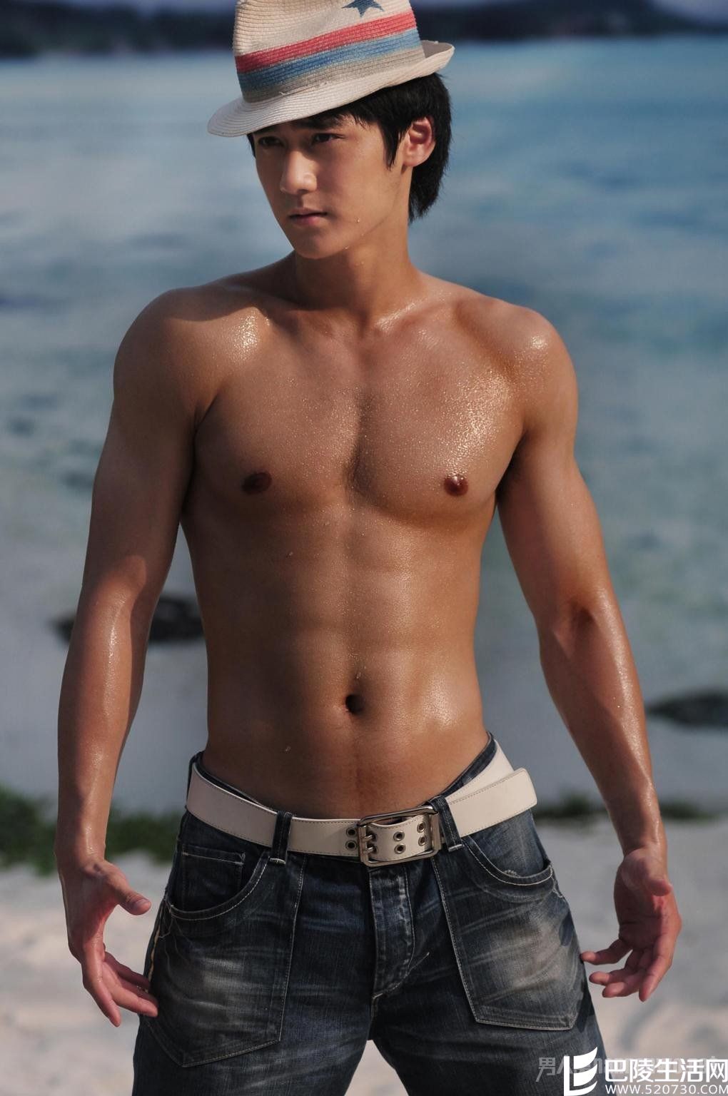 蒋劲夫大秀肌肉