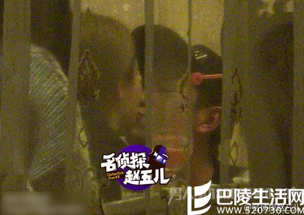 杨紫秦俊杰当众玩亲亲 杨紫秦俊杰当众玩亲亲