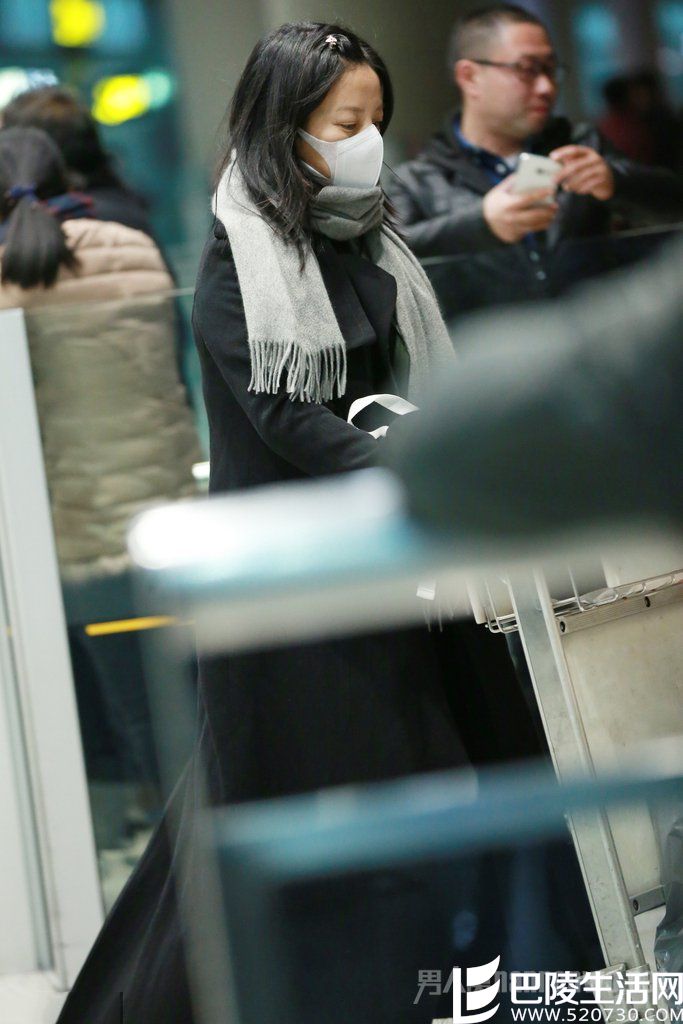 赵薇现身首度机场