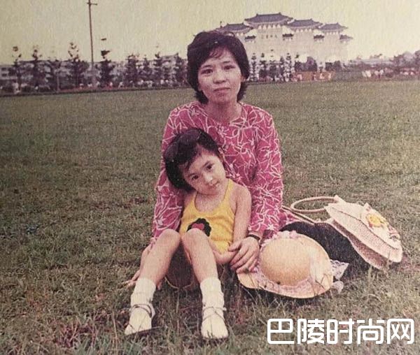 贾静雯小时候跟妈妈照片
