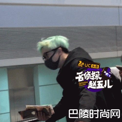 薛之谦机场照片