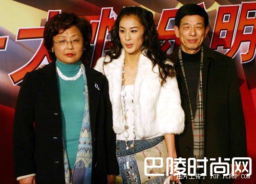 黄圣依和爸爸妈妈照片