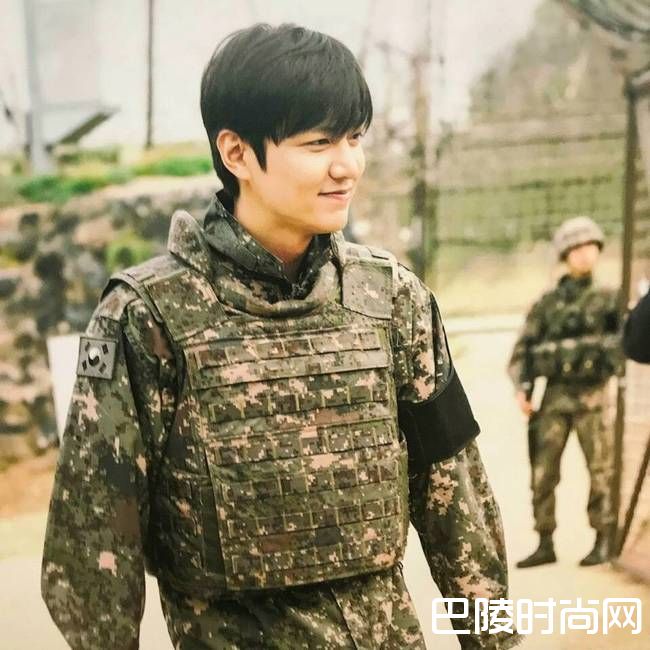 李敏镐军装剧照