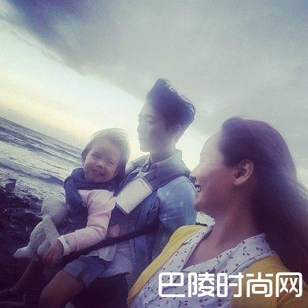 奇太映带老婆女儿出游照片