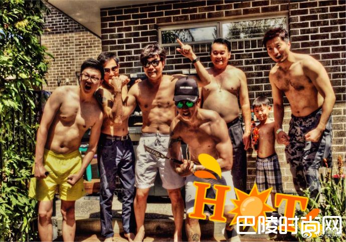 兄弟聚餐晒肌肉照片