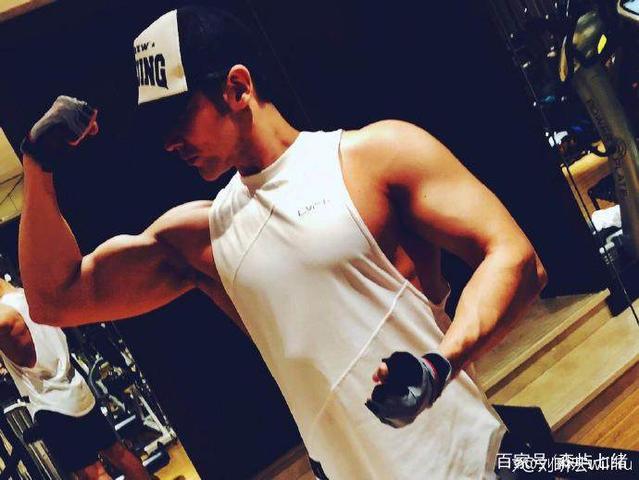 张伦硕秀肌肉