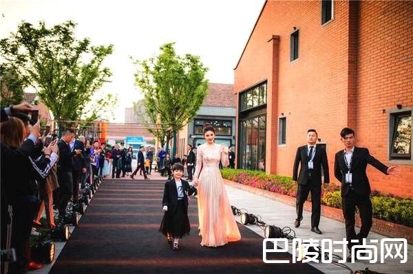 黄奕女儿走红毯