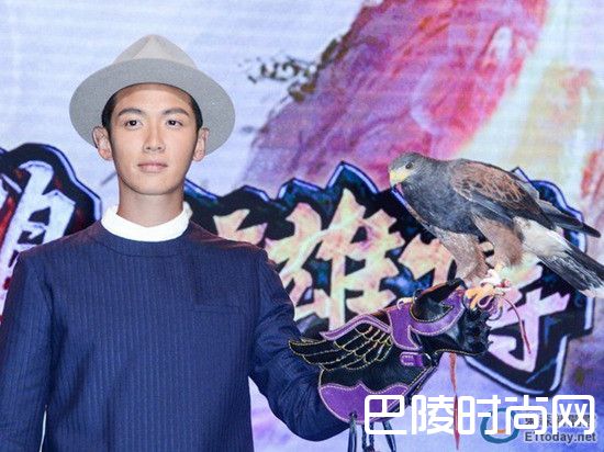 柯震东接广告照片