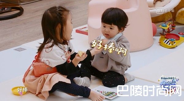 姐妹俩吃东西照片