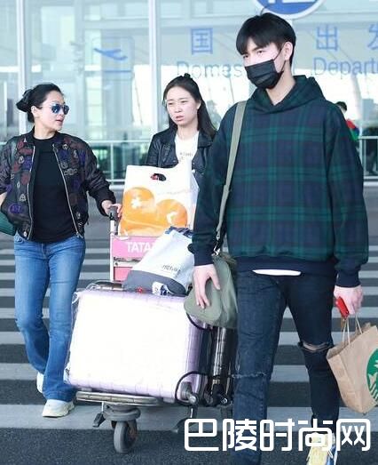 陈红和儿子陈飞宇近照