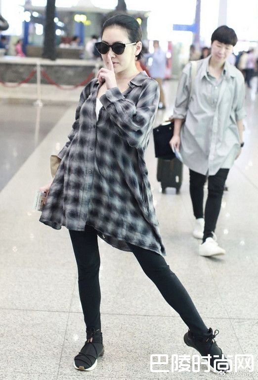 小S机场秀腿