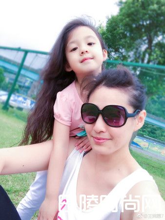 小泡芙和妈妈照片