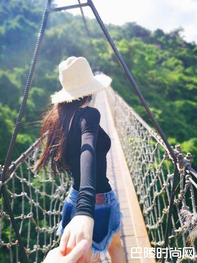 张馨予牵手图片