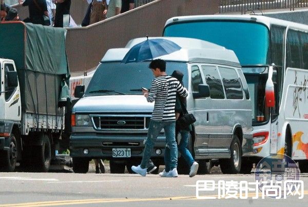 王大陆亲搂女助理