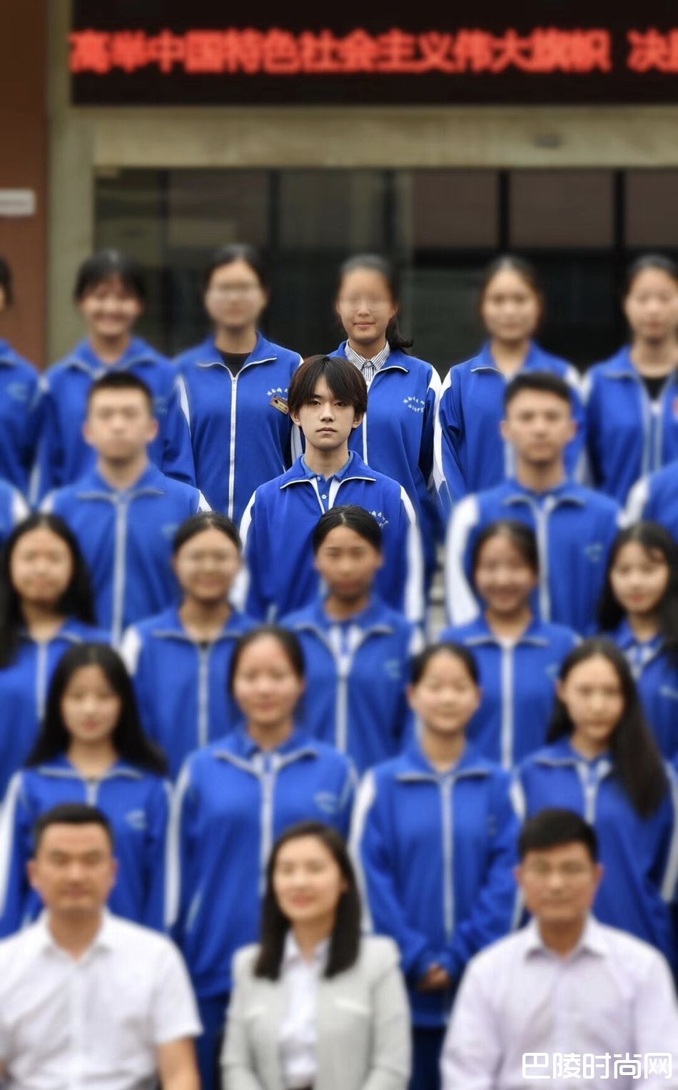 易烊千玺毕业照