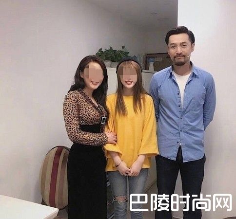 胡歌与粉丝合照