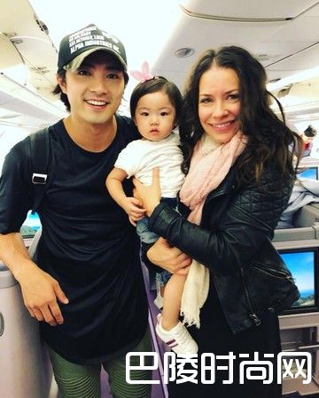 贺军翔与黄蜂女合照