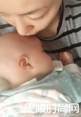 熊黛林女儿侧脸近照