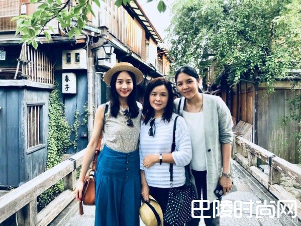 张钧宁和妈妈姐姐照片