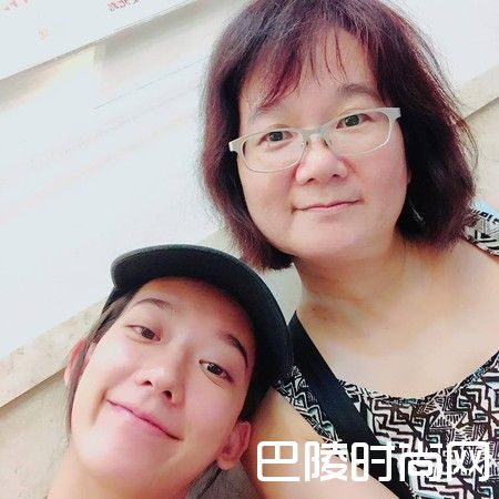孟耿如和妈妈照片