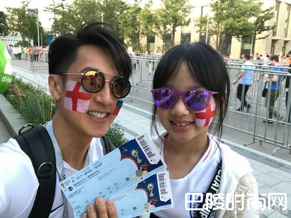 吴尊和女儿自拍