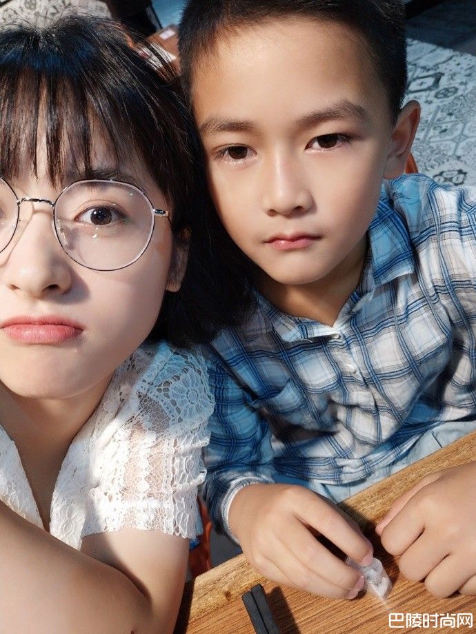 沈月和弟弟照片