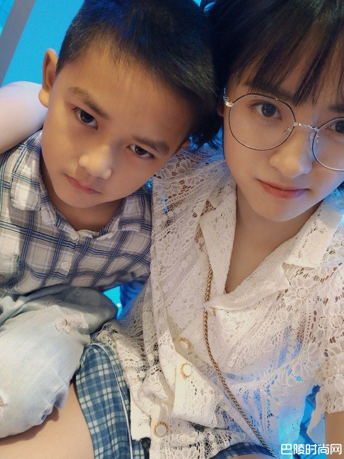 沈月和弟弟照片