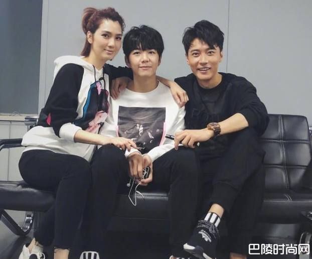 张丹峰一家照片