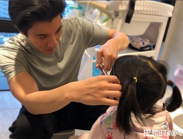 王力宏帮女儿剪头发