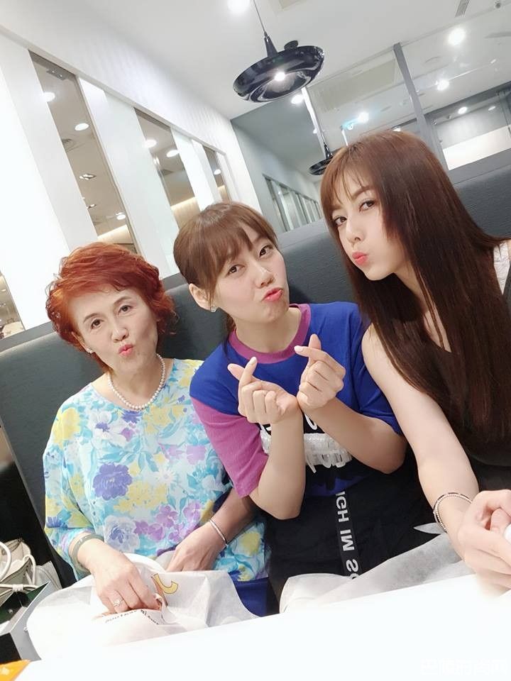 韩瑜妈妈和妹妹照片