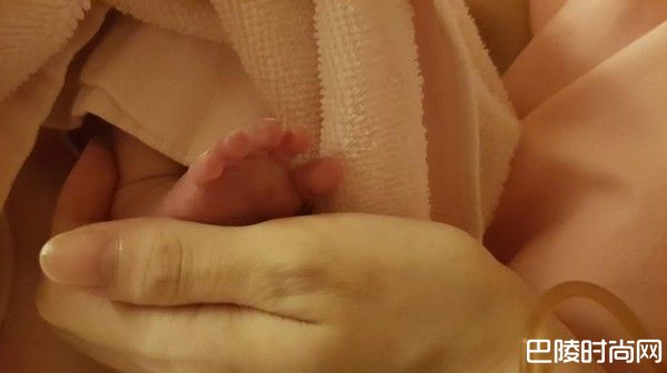 宋米秦女儿脚丫