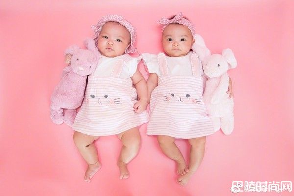 双胞胎正面照