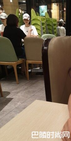 高圆圆和婆婆吃饭