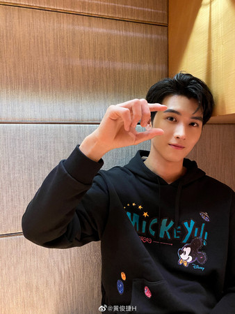 ▲黄俊捷爆劈腿。 （图／翻摄自微博／花儿超级乖）