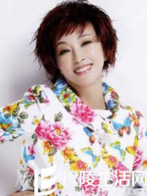 短发和花裙营造清爽纯真的感觉 短发和花裙营造清爽纯真的感觉