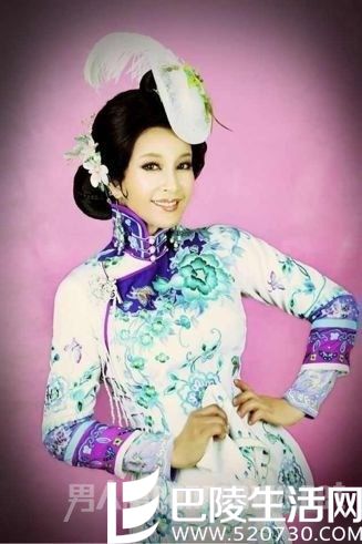刘晓庆蓝绿色淡雅旗袍
