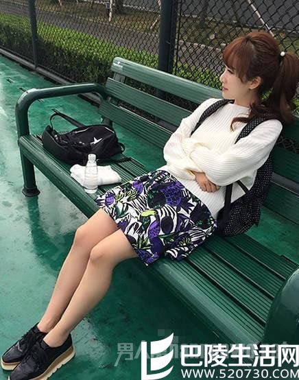 李念绑马尾似大学生