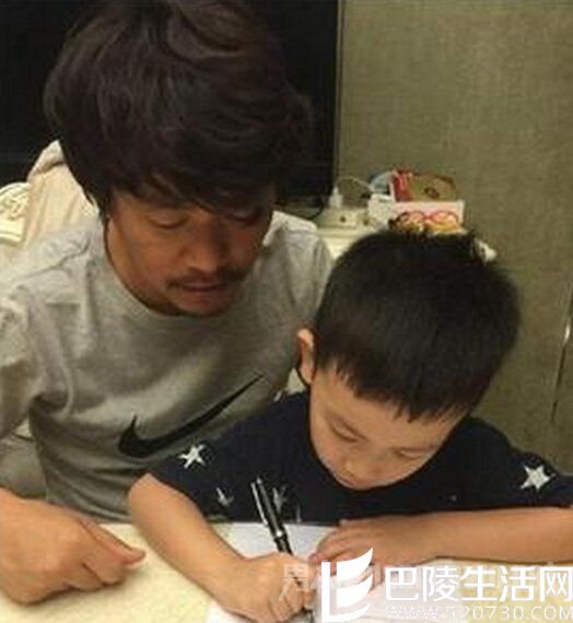 王宝强照看儿子写作业
