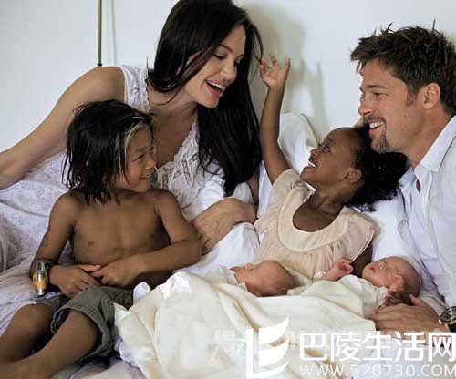 皮特朱莉与孩子们开心的在一起