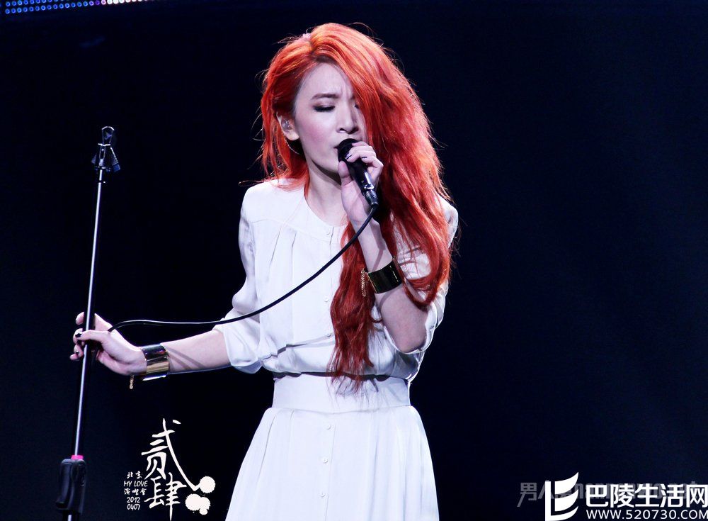 粉丝在田馥甄演唱会上看Ella直播