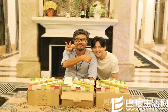 符泷飞杀青与导演合影